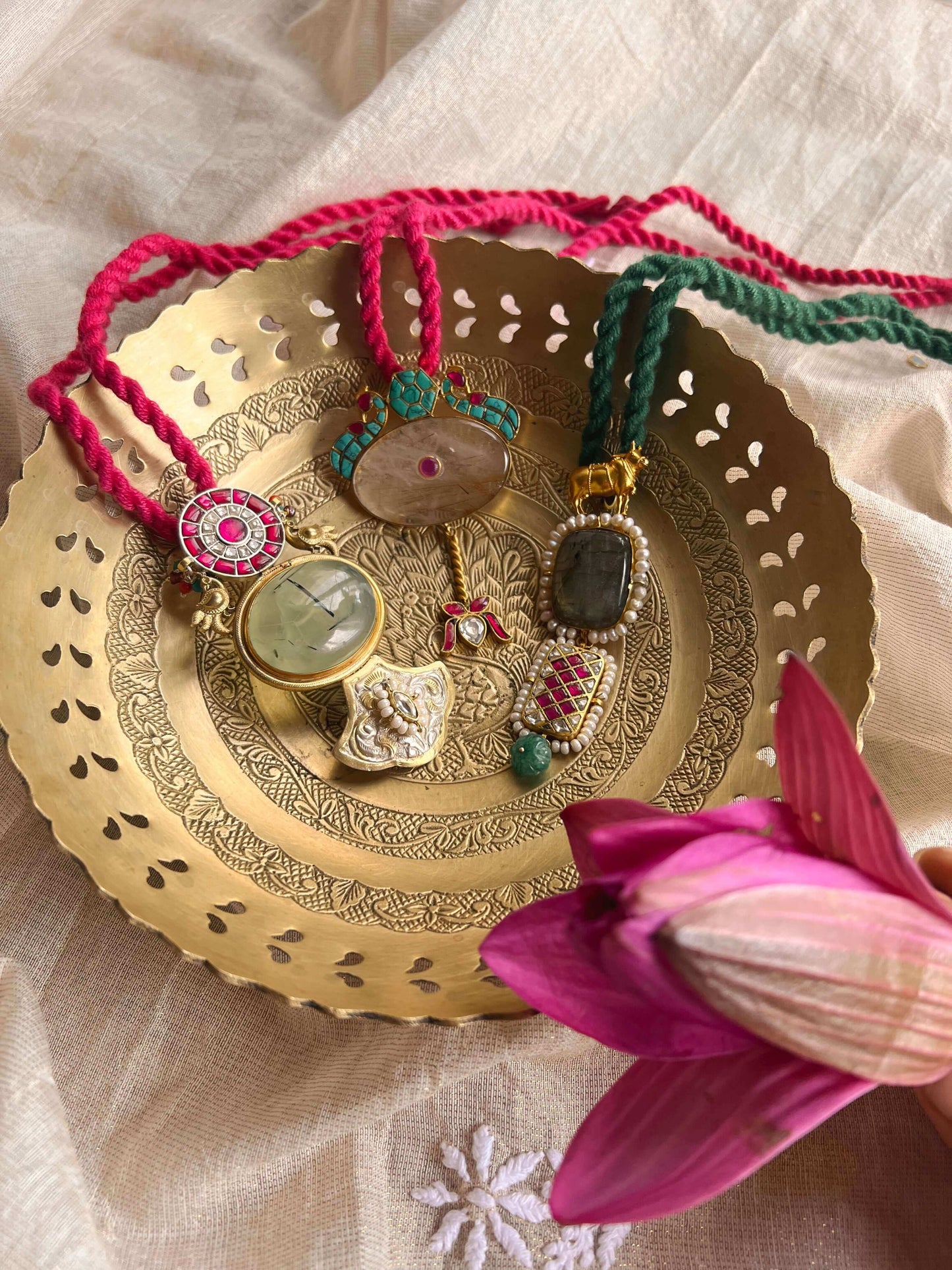 Ashni kundan pendant in silver with green mystic stone