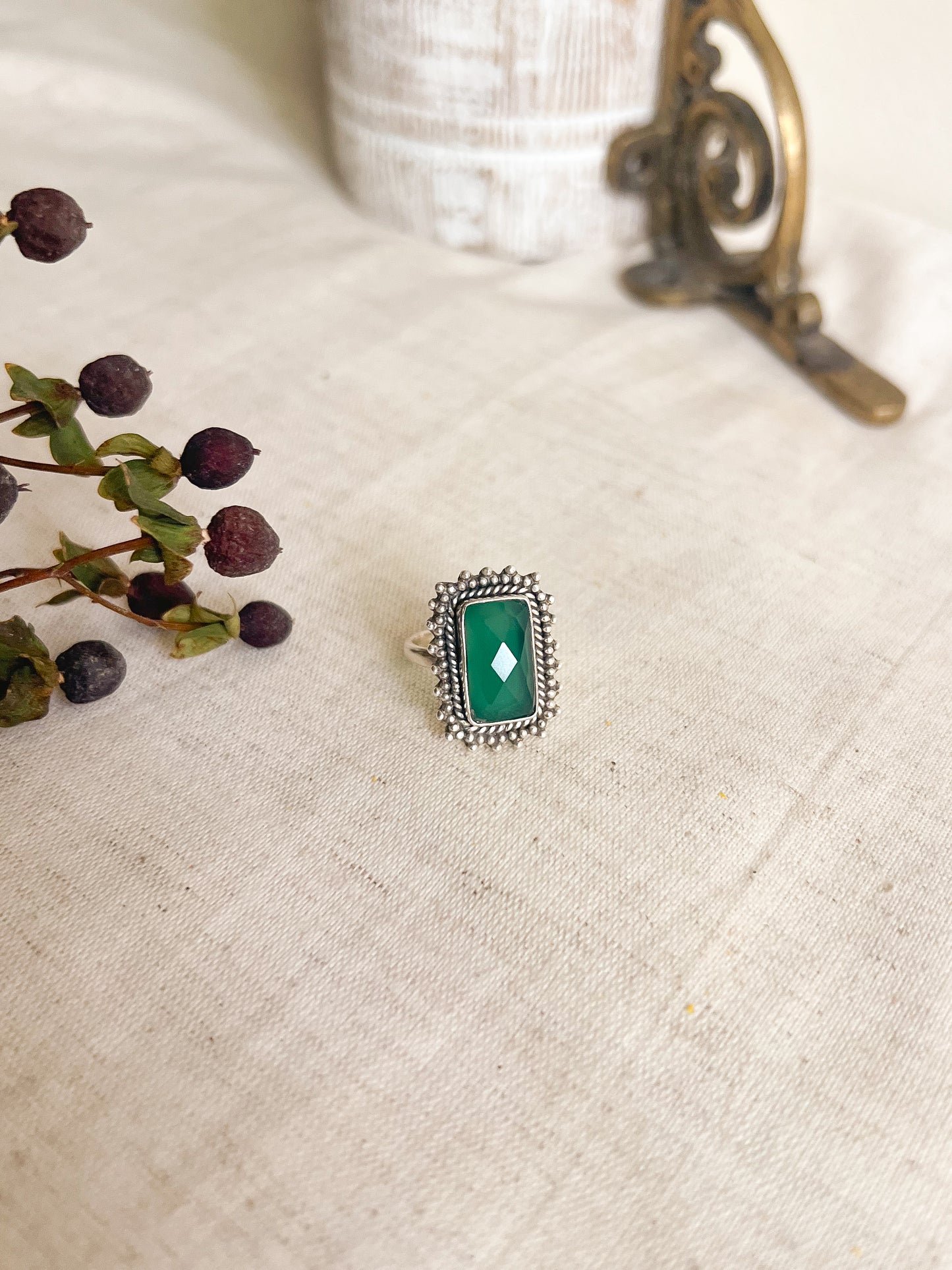 Chokhat silver ring with green onyx and silver details (adjustable)
