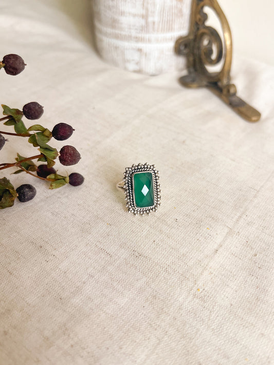 Chokhat silver ring with green onyx and silver details (adjustable)