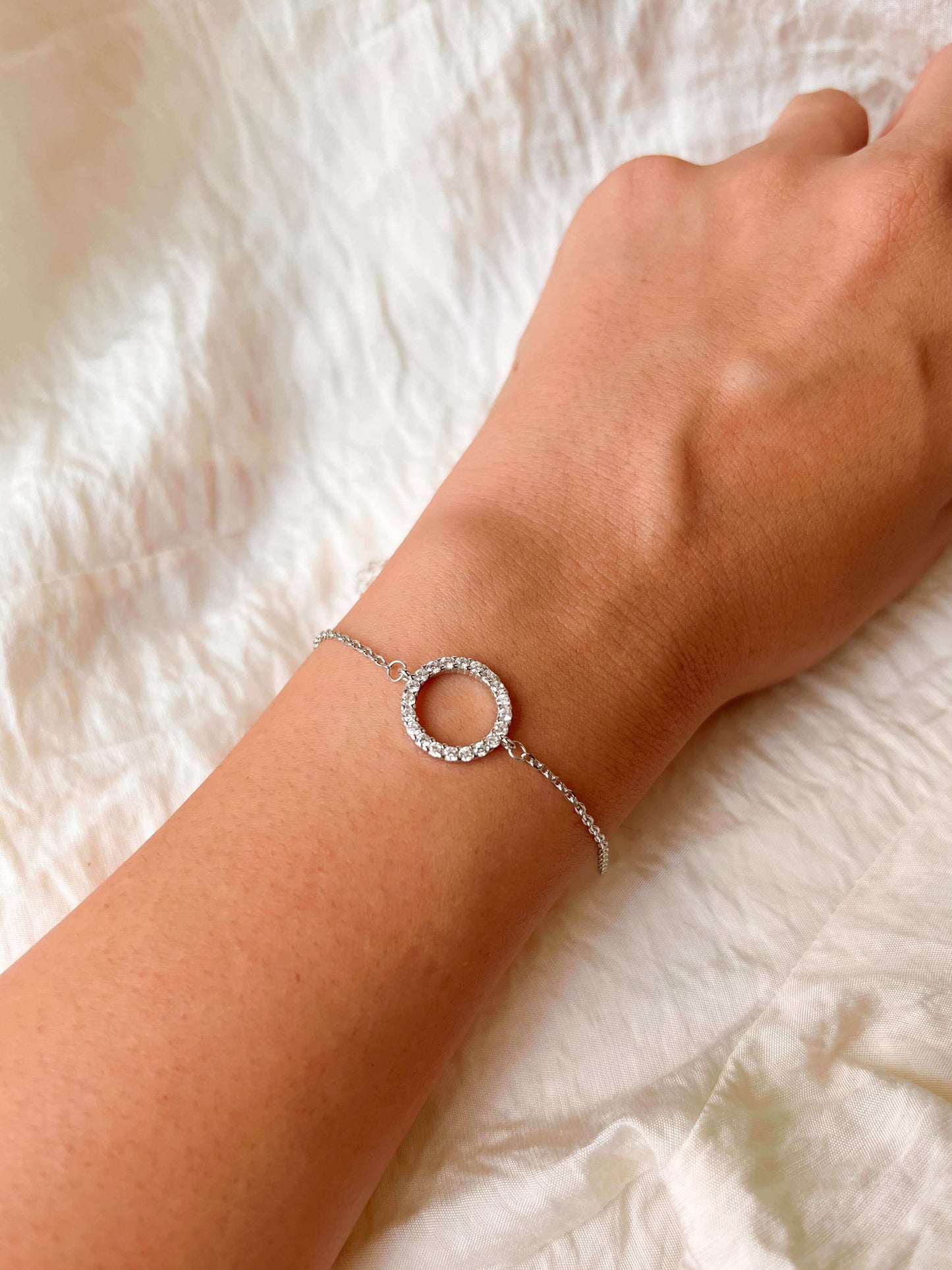 Circle of life bracelet in silver with zirconia