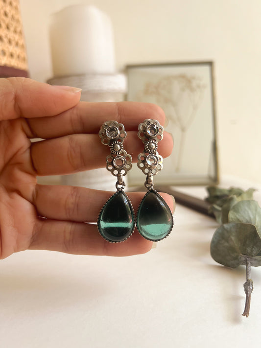 Gul silver flower with emerald glass drop earring