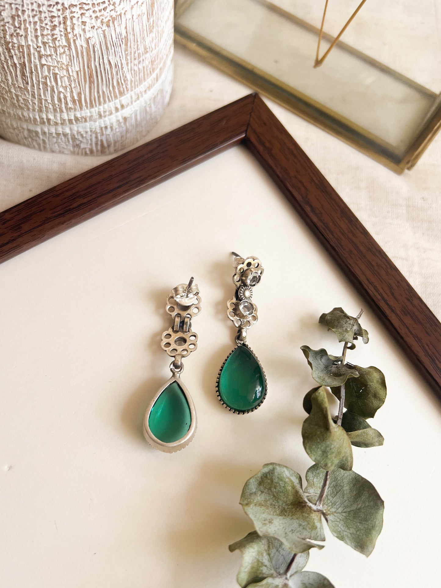Gul silver flower with emerald glass drop earring