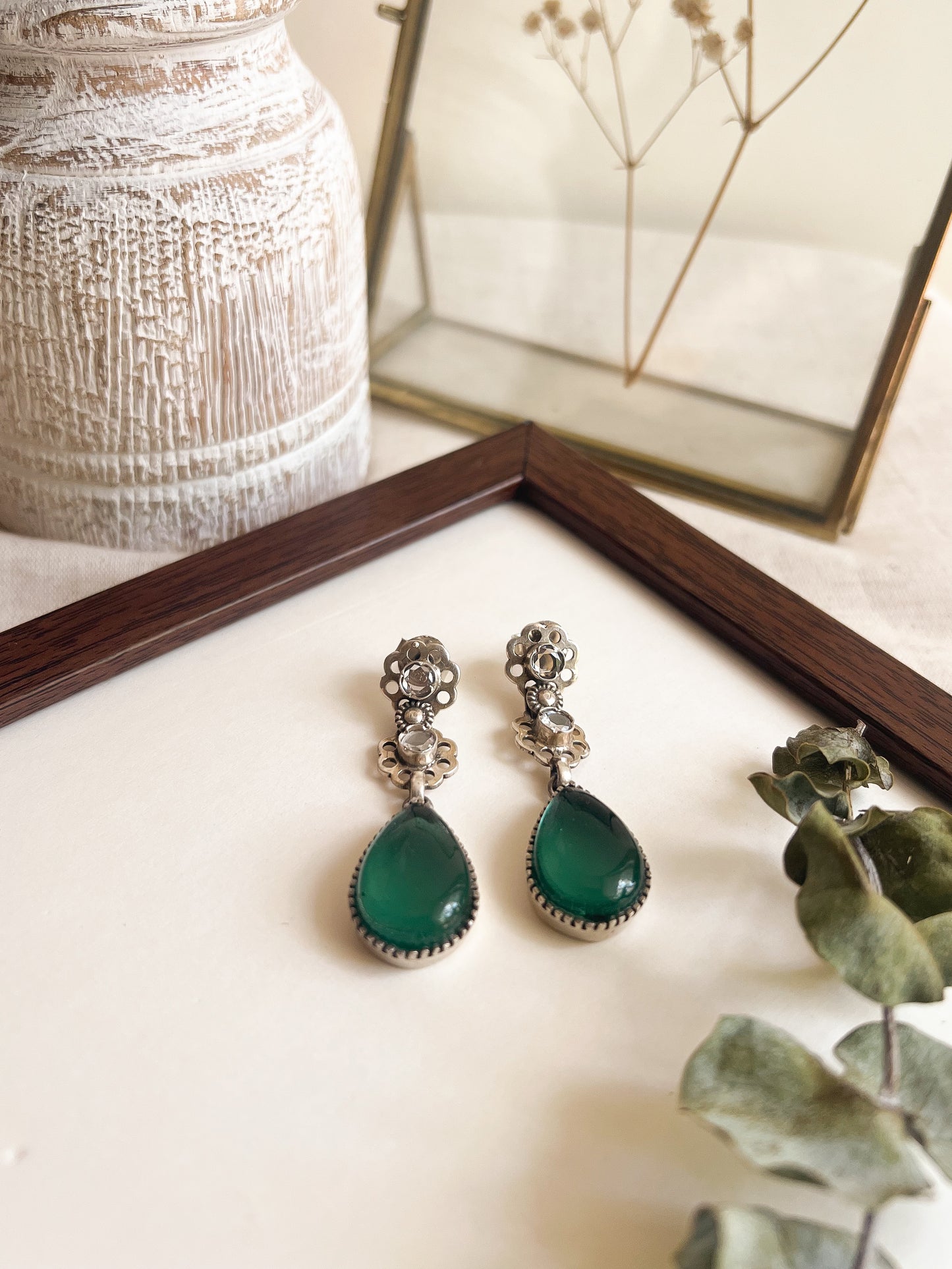 Gul silver flower with emerald glass drop earring