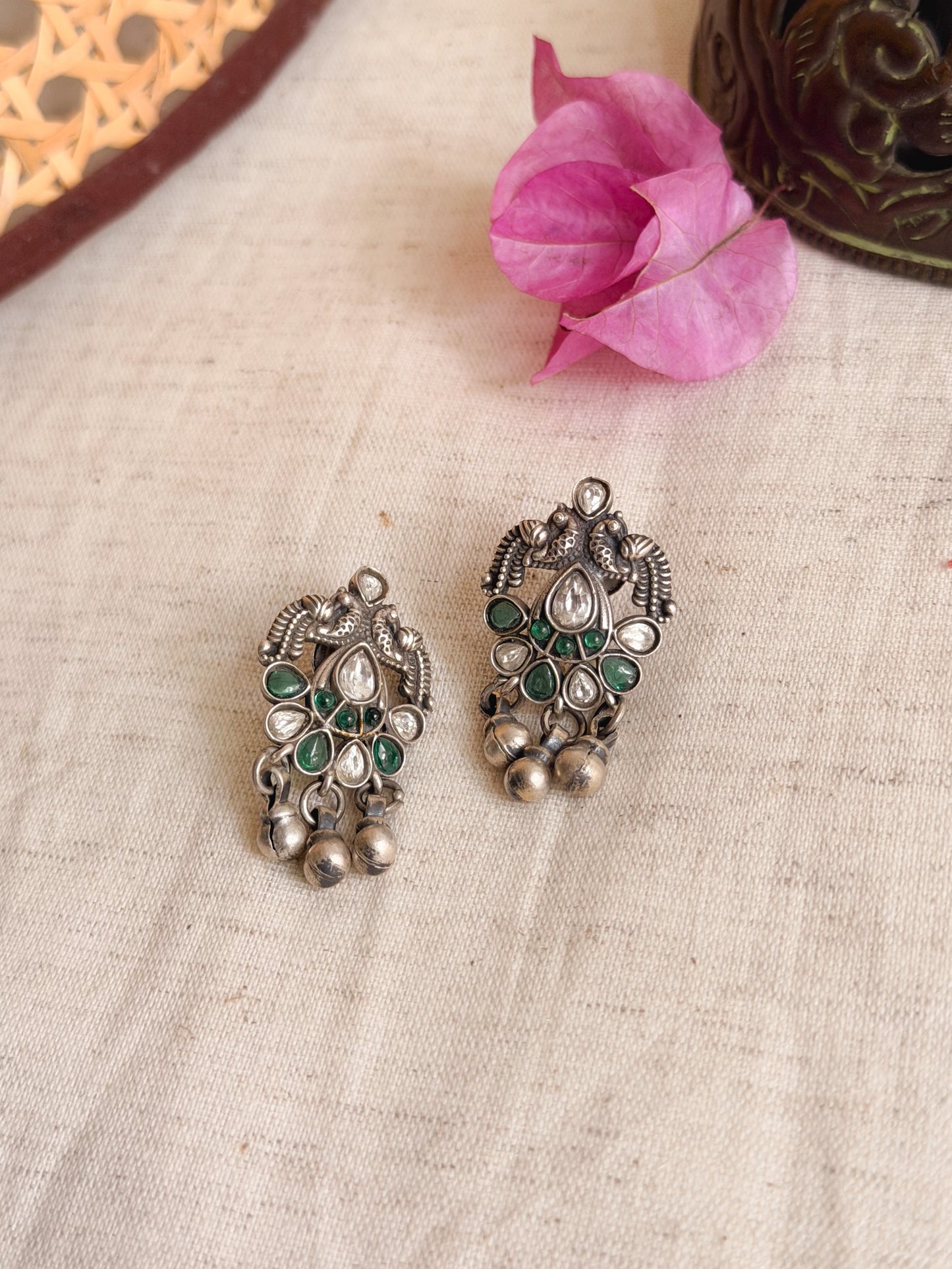 Jhanvi oxidised earstuds in silver with kundan