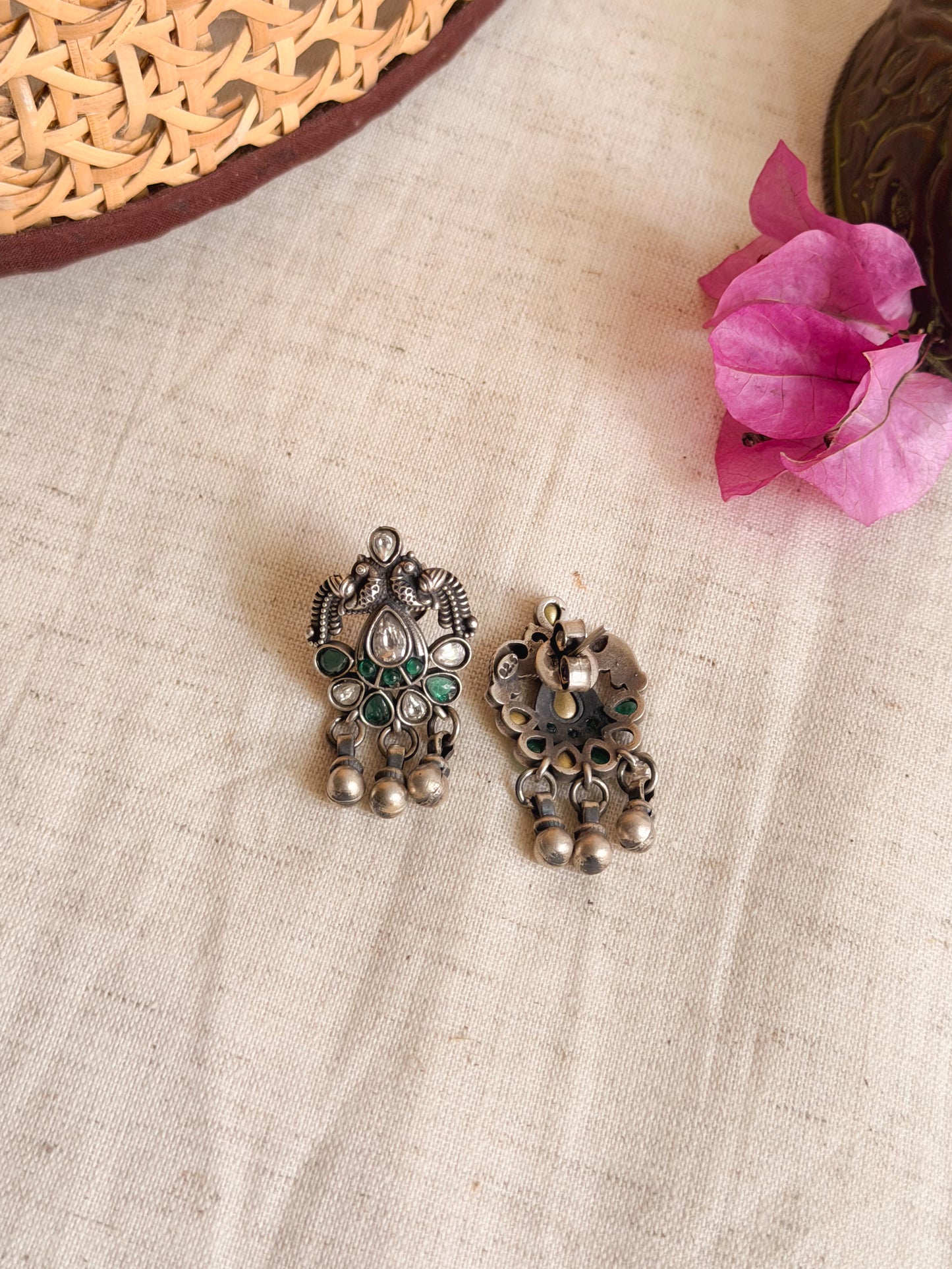 Jhanvi oxidised earstuds in silver with kundan