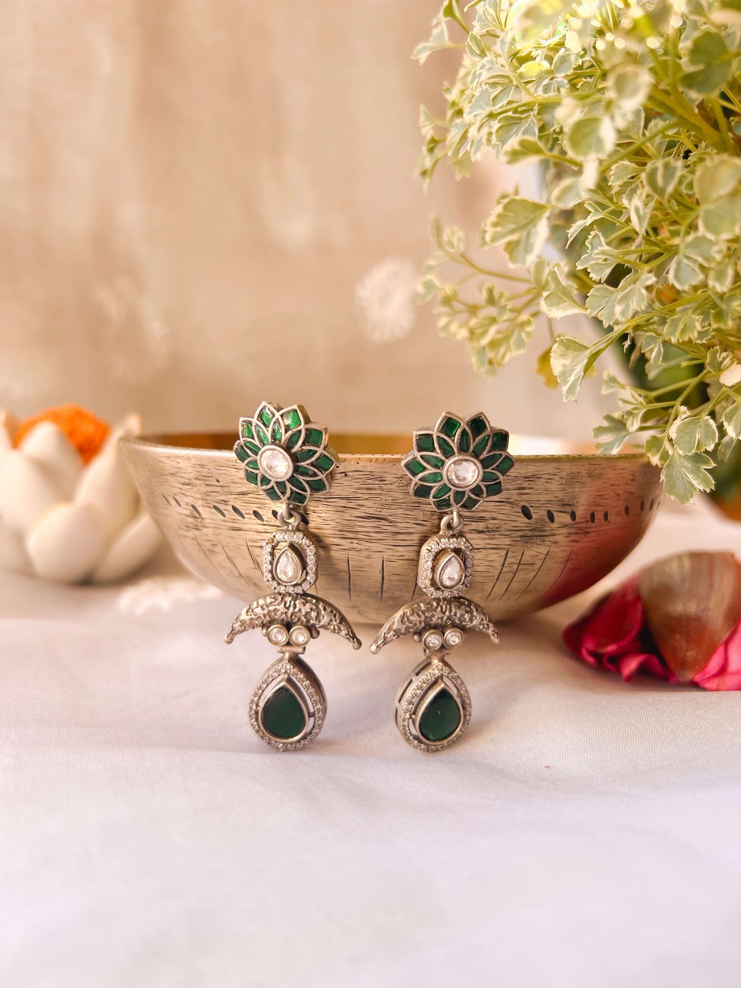 Nainika oxidised silver earring with emerald kundan stone